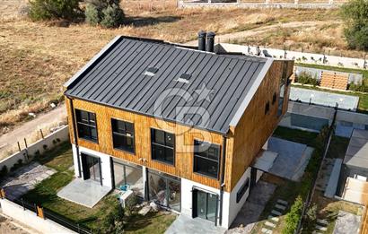 URLA KUŞÇULAR 4+1 MÜSTAKİL BAHÇE VE HAVUZLU VİLLA