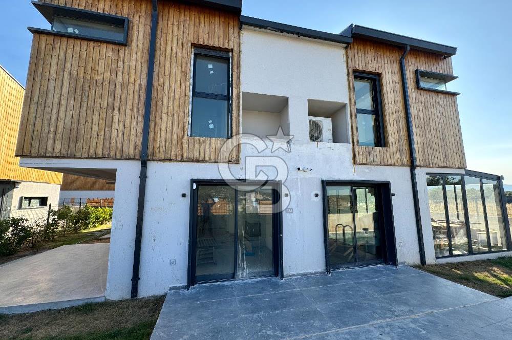URLA KUŞÇULAR 4+1 MÜSTAKİL BAHÇE VE HAVUZLU VİLLA