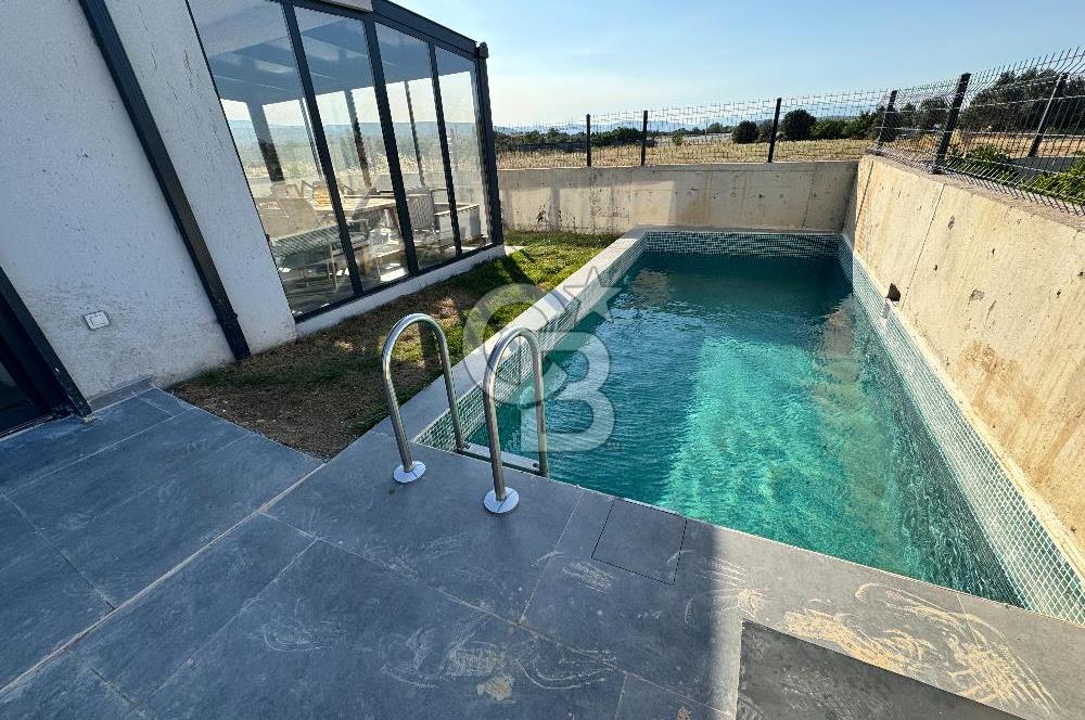 URLA KUŞÇULAR 4+1 MÜSTAKİL BAHÇE VE HAVUZLU VİLLA