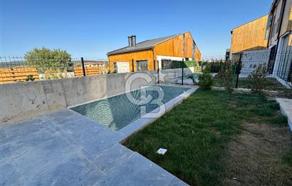 URLA KUŞÇULAR 4+1 MÜSTAKİL BAHÇE VE HAVUZLU VİLLA