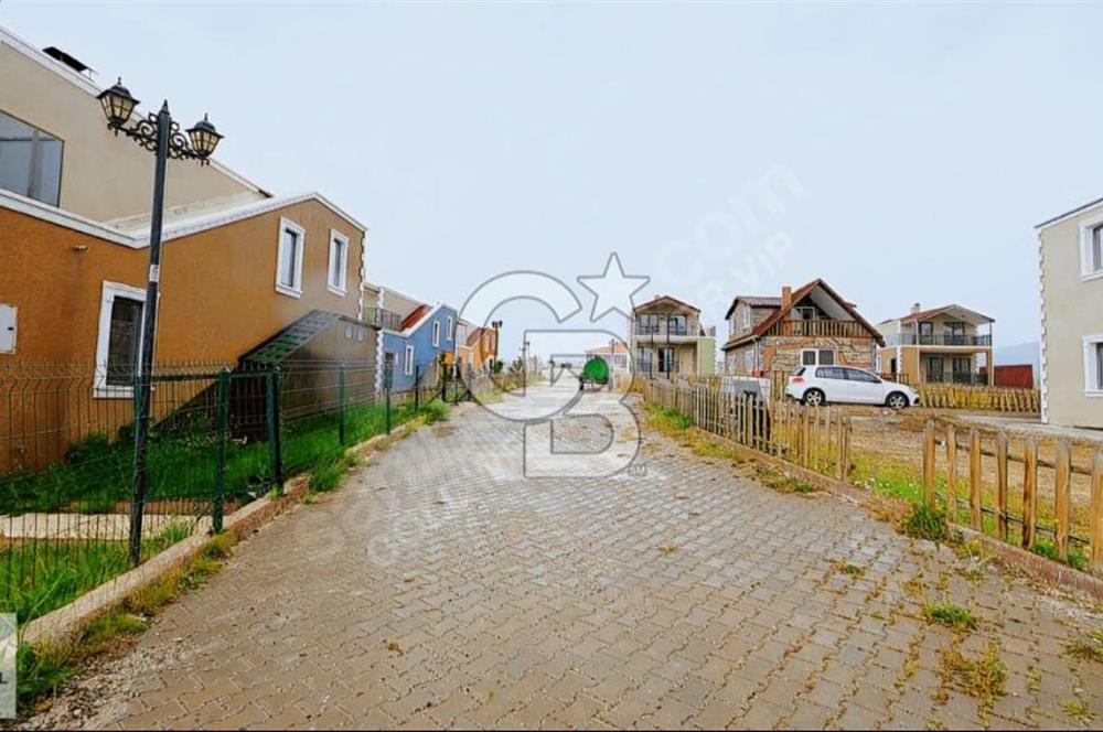 SUBUKTA GÖL MANZARALI SITE iÇERISINDE MÜSTAKIL BAHÇELI 3+1 VILLA