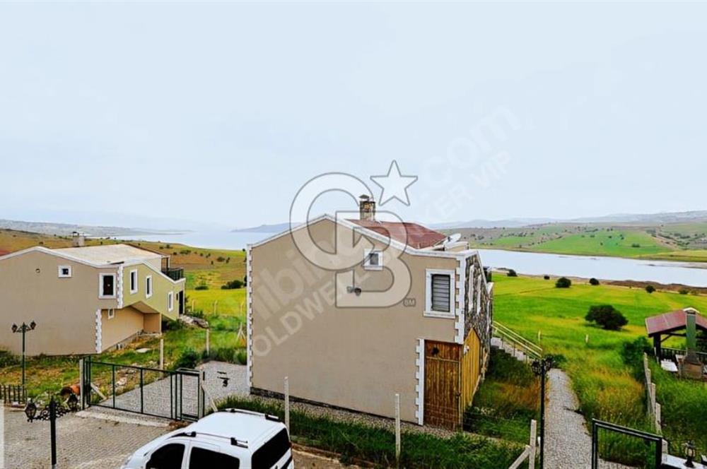 SUBUKTA GÖL MANZARALI SITE iÇERISINDE MÜSTAKIL BAHÇELI 3+1 VILLA