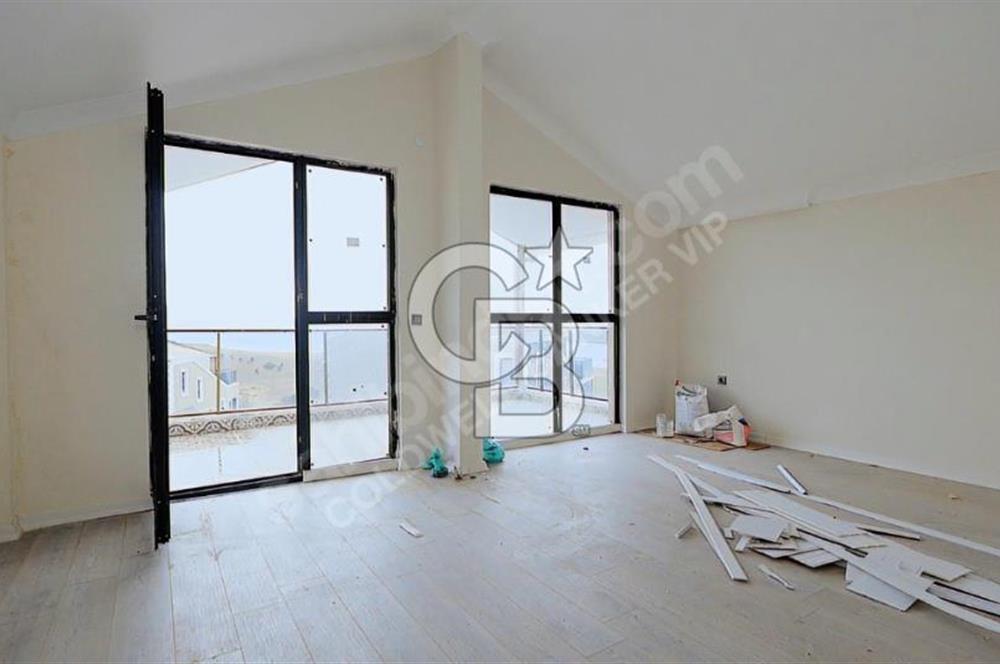 SUBUKTA GÖL MANZARALI SITE iÇERISINDE MÜSTAKIL BAHÇELI 3+1 VILLA