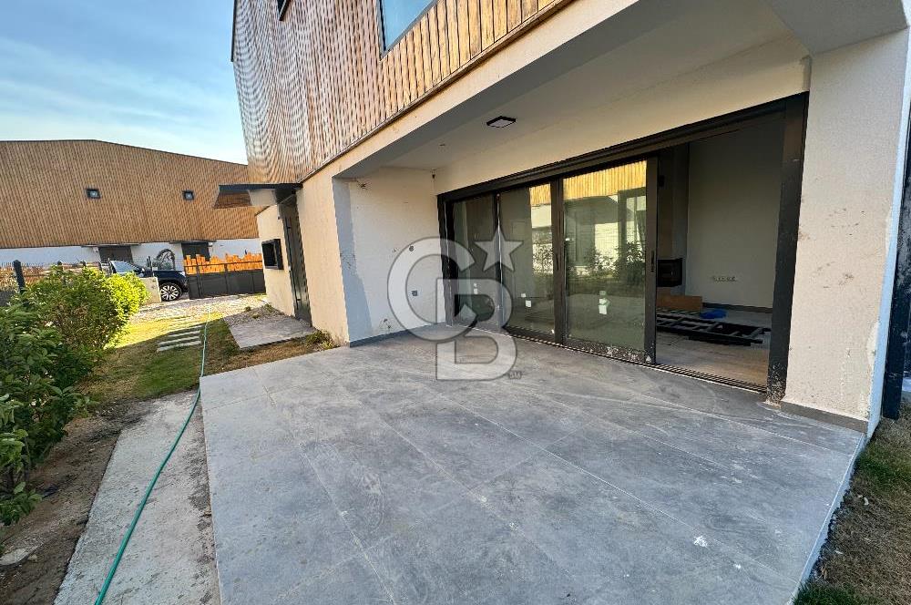 URLA KUŞÇULAR 4+1 MÜSTAKİL BAHÇE VE HAVUZLU VİLLA