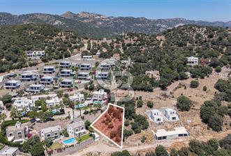 Bodrum Ortakent'te Deniz Manzaralı Köşe Arsa