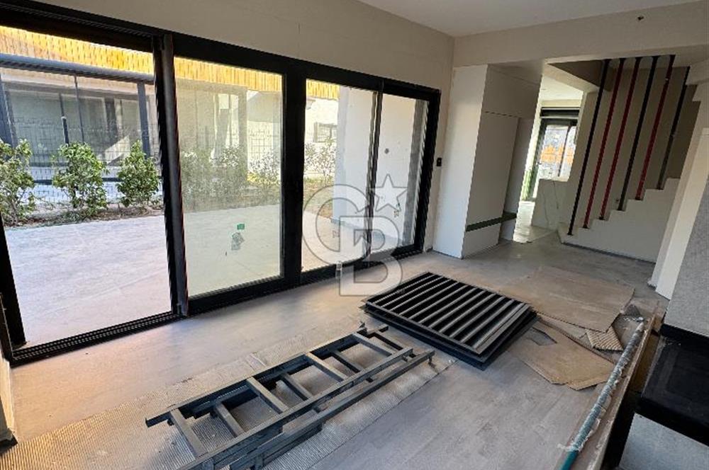 URLA KUŞÇULAR 4+1 MÜSTAKİL BAHÇE VE HAVUZLU VİLLA