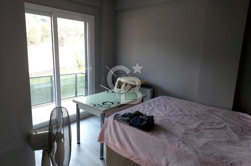 YENİ FOÇA'DA MÜSTAKİL BAHÇELİ 2+1 EŞYALI KİRALIK DAİRE