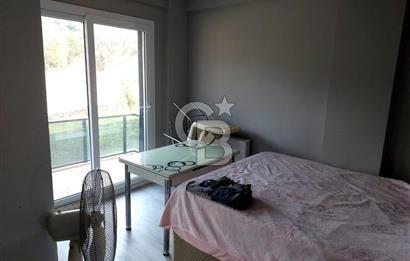 YENİ FOÇA'DA MÜSTAKİL BAHÇELİ 2+1 EŞYALI KİRALIK DAİRE