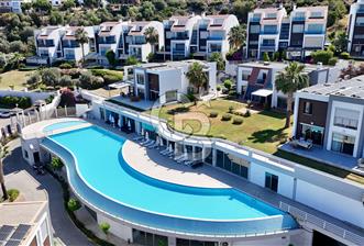 Kuşadası Milenyum Egel Konaklarında Satılık Bahçe Dubleksi