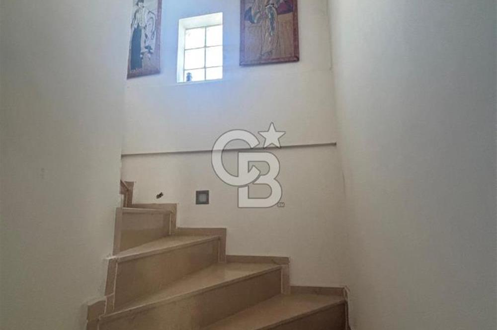 Güzelbahçe Çamlı'da Geniş Bahçeli Müstakil Villa