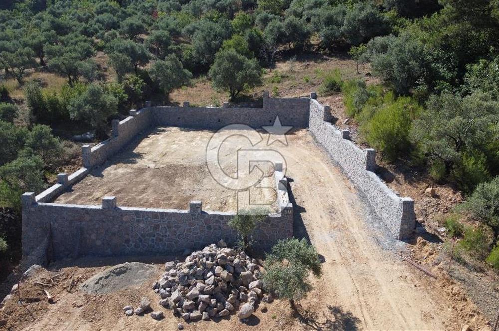 YUKARIKIZILCA DA YOLA CEPHE TAŞ DUVARLARI VE KUYU OLAN SATILIK ARAZİ