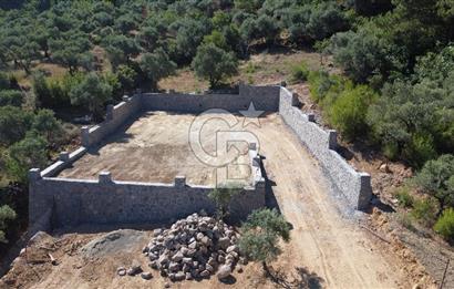 YUKARIKIZILCA DA YOLA CEPHE TAŞ DUVARLARI VE KUYU OLAN SATILIK ARAZİ