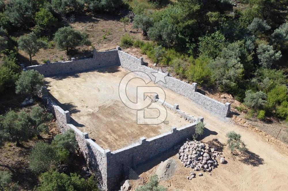 YUKARIKIZILCA DA YOLA CEPHE TAŞ DUVARLARI VE KUYU OLAN SATILIK ARAZİ