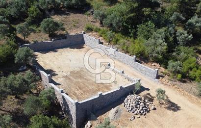 YUKARIKIZILCA DA YOLA CEPHE TAŞ DUVARLARI VE KUYU OLAN SATILIK ARAZİ