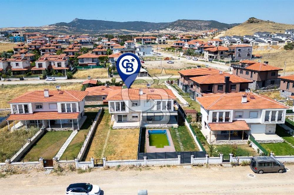 Foça Bağarası Villalar Bölgesinde Satılık 3+1 Dubleks Villa