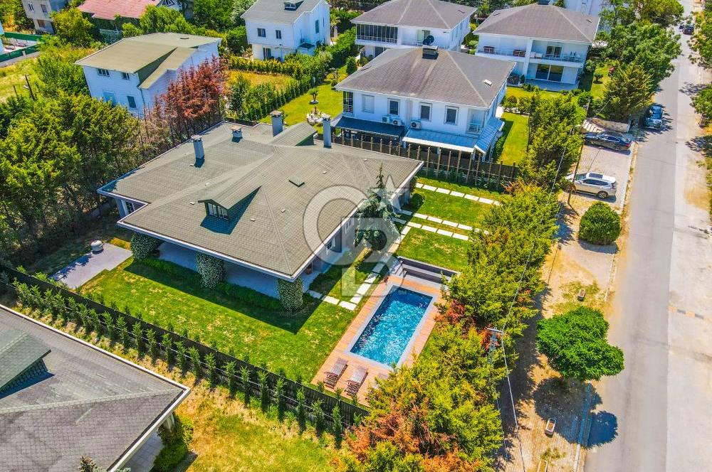 Silivri'de 5+1 , Denize 250m, Geniş bahçeli, 400m2 Lüks Villa