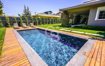 Silivri'de 5+1 , Denize 250m, Geniş bahçeli, 400m2 Lüks Villa