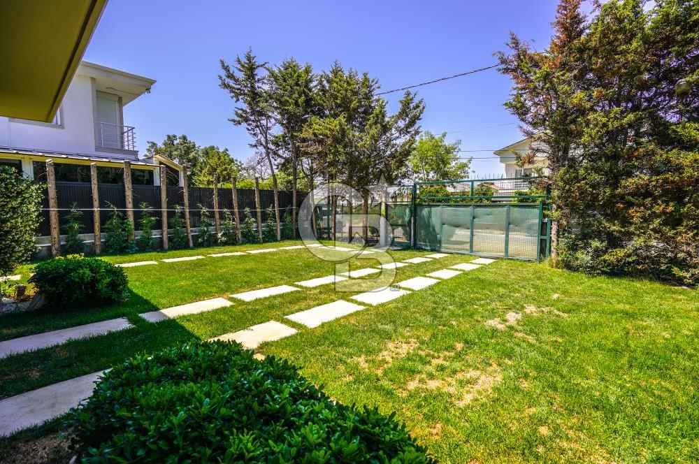 Silivri'de 5+1 , Denize 250m, Geniş bahçeli, 400m2 Lüks Villa