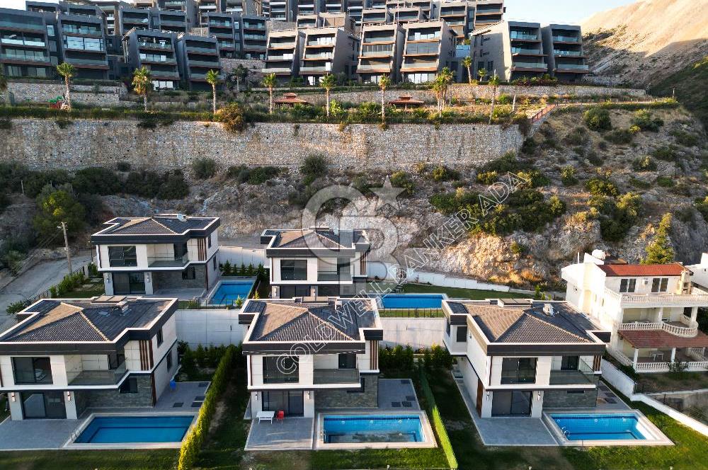 Kuşadası Merkezde Deniz Manzaralı Akıllı Ev Sistemli Lüks Villa