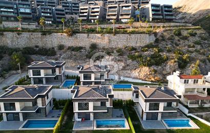 Kuşadası Merkezde Deniz Manzaralı Akıllı Ev Sistemli Lüks Villa