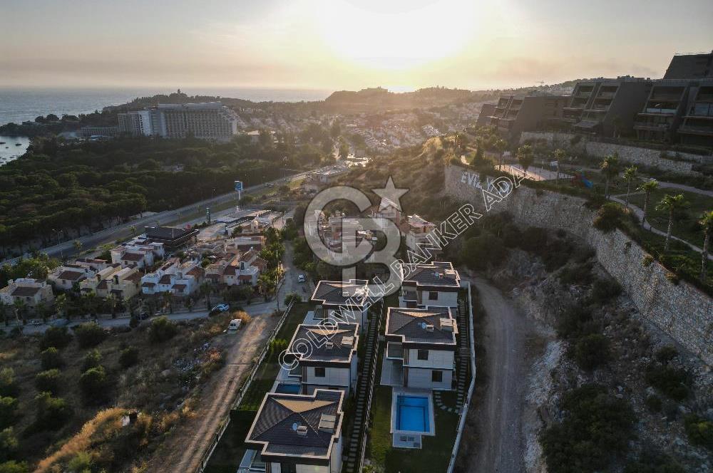 Kuşadası Merkezde Deniz Manzaralı Akıllı Ev Sistemli Lüks Villa