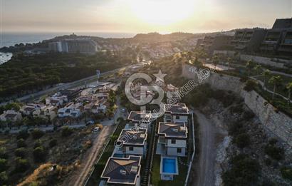 Kuşadası Merkezde Deniz Manzaralı Akıllı Ev Sistemli Lüks Villa