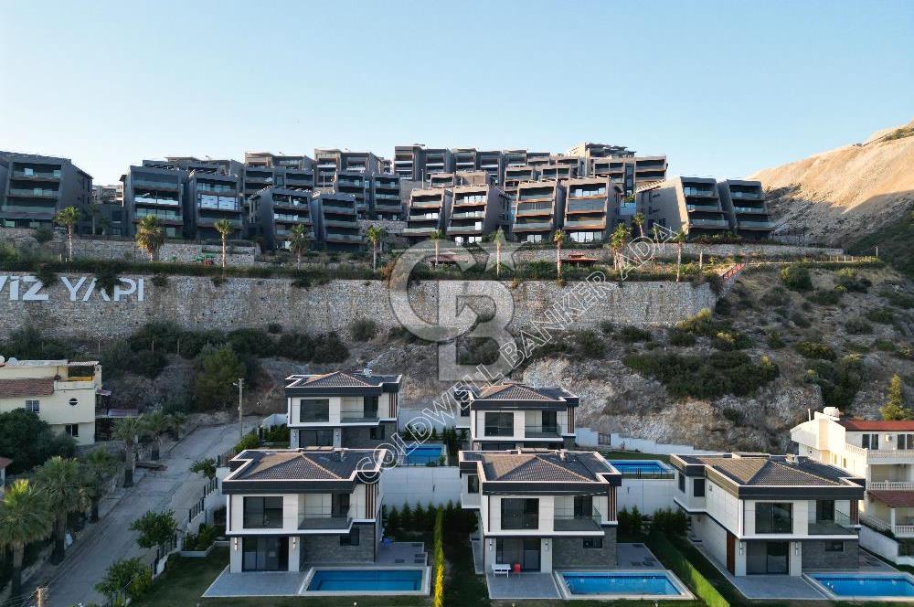 Kuşadası Merkezde Deniz Manzaralı Akıllı Ev Sistemli Lüks Villa