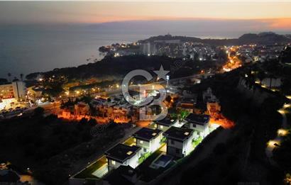 Kuşadası Merkezde Deniz Manzaralı Akıllı Ev Sistemli Lüks Villa