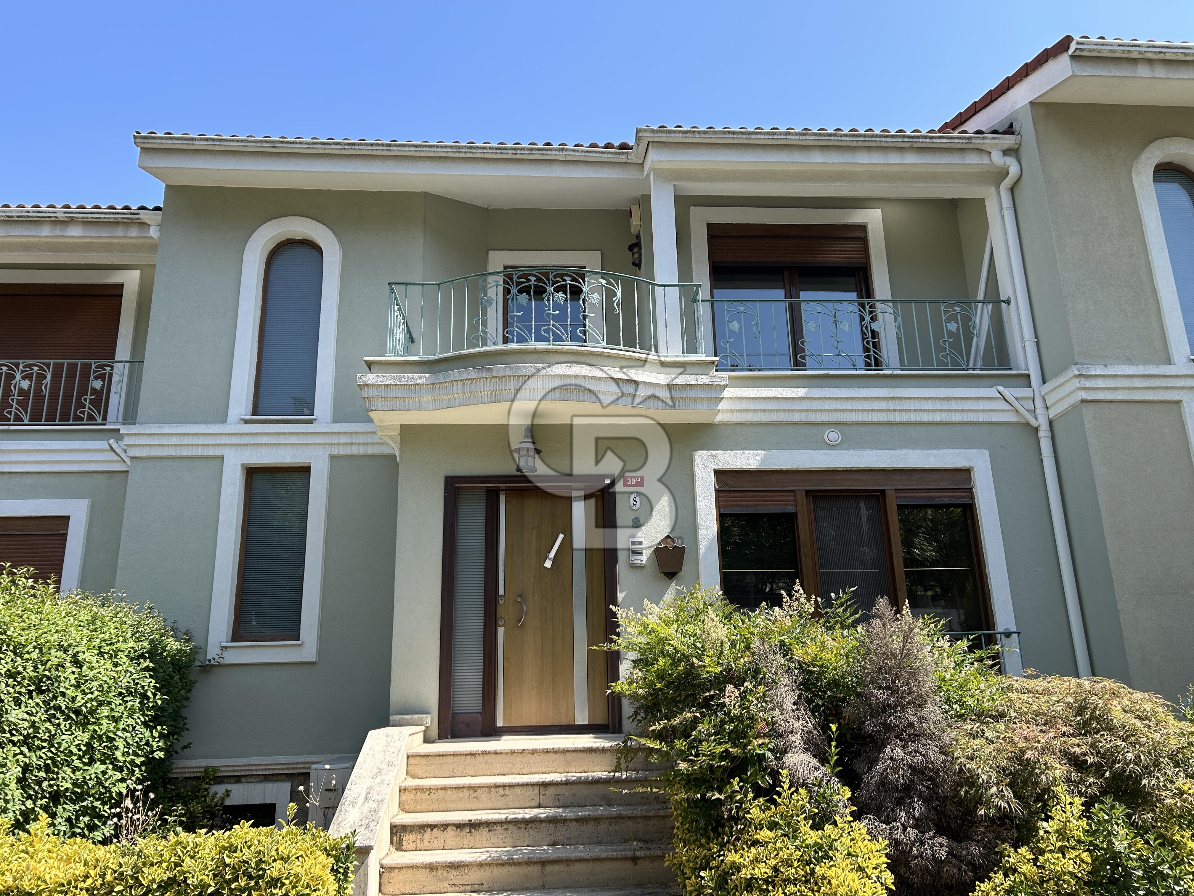 Bahçeşehir Banu Evlerinde Satılık 4,5+2 İnci Tipi Villa