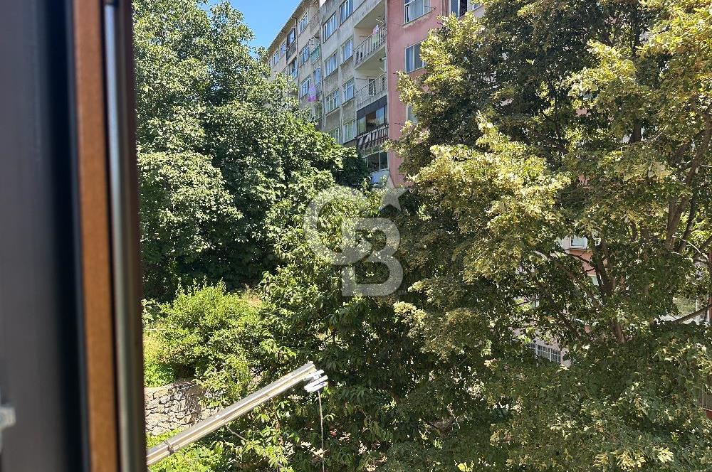 Cumhuriyet Caddesi'nde Yeşilliğe Bakan 3+1 