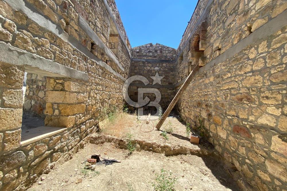 ÇANAKKALE AYVACIK SAZLI KÖY MERKEZİNDE MANZARALI SATILIK TAŞ EV