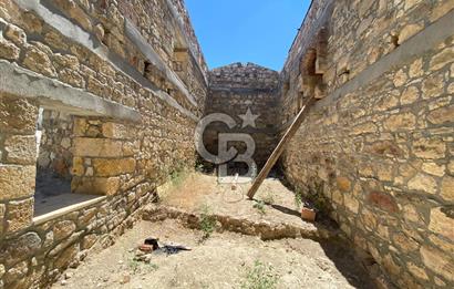 ÇANAKKALE AYVACIK SAZLI KÖY MERKEZİNDE MANZARALI SATILIK TAŞ EV