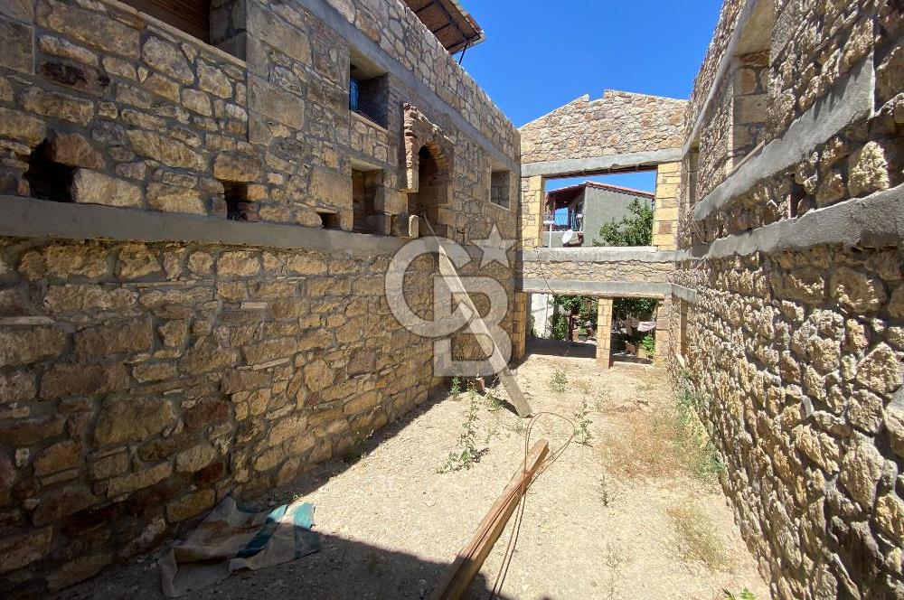 ÇANAKKALE AYVACIK SAZLI KÖY MERKEZİNDE MANZARALI SATILIK TAŞ EV