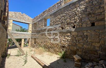 ÇANAKKALE AYVACIK SAZLI KÖY MERKEZİNDE MANZARALI SATILIK TAŞ EV