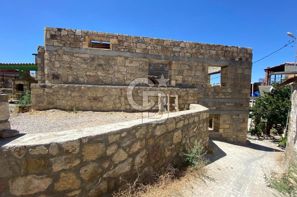 ÇANAKKALE AYVACIK SAZLI KÖY MERKEZİNDE MANZARALI SATILIK TAŞ EV