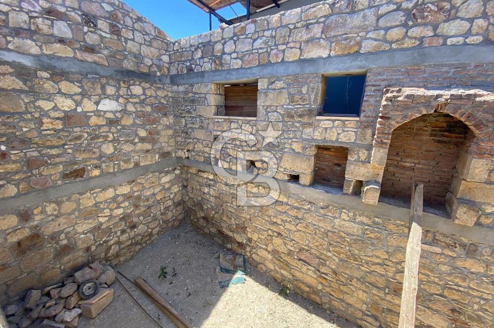 ÇANAKKALE AYVACIK SAZLI KÖY MERKEZİNDE MANZARALI SATILIK TAŞ EV