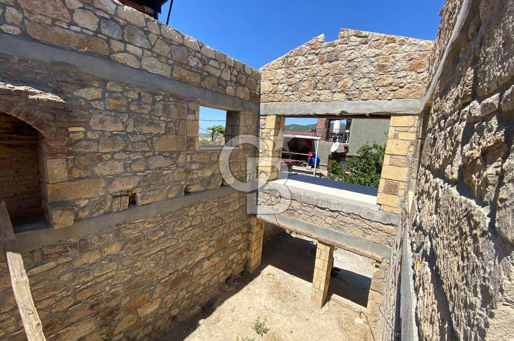 ÇANAKKALE AYVACIK SAZLI KÖY MERKEZİNDE MANZARALI SATILIK TAŞ EV