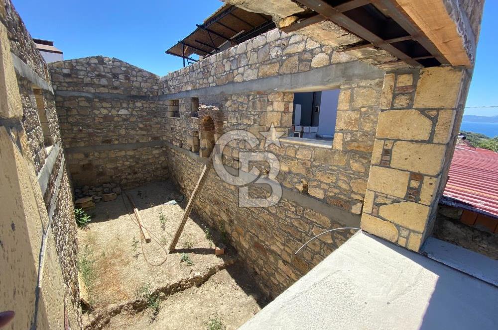 ÇANAKKALE AYVACIK SAZLI KÖY MERKEZİNDE MANZARALI SATILIK TAŞ EV