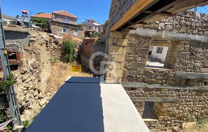 ÇANAKKALE AYVACIK SAZLI KÖY MERKEZİNDE MANZARALI SATILIK TAŞ EV
