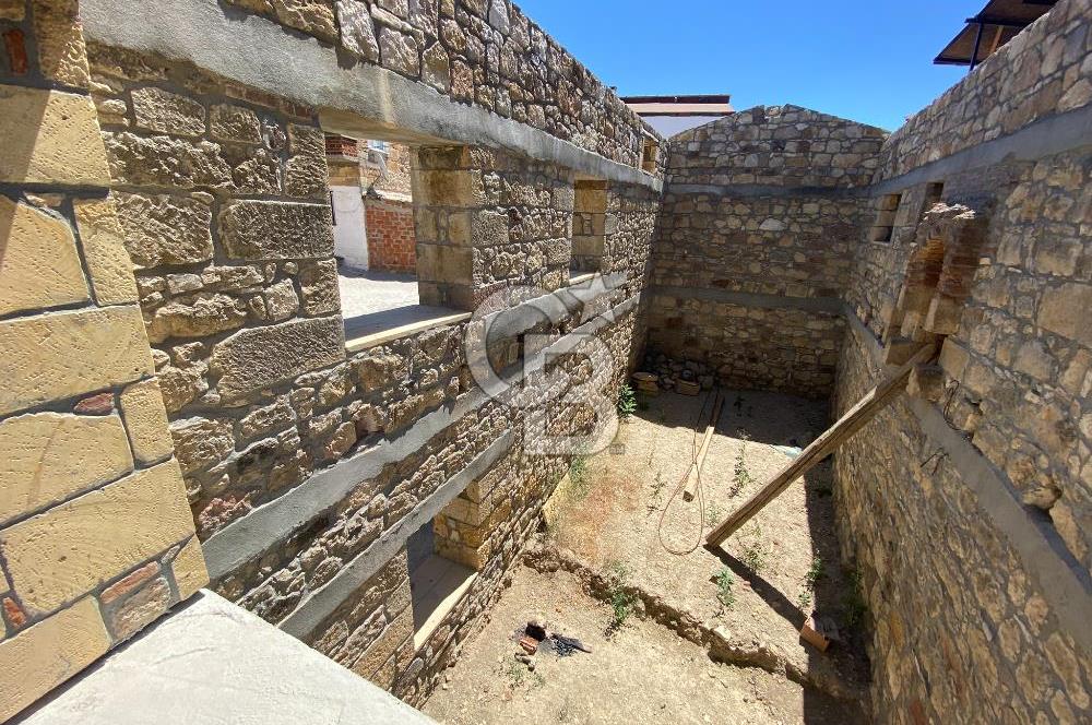 ÇANAKKALE AYVACIK SAZLI KÖY MERKEZİNDE MANZARALI SATILIK TAŞ EV