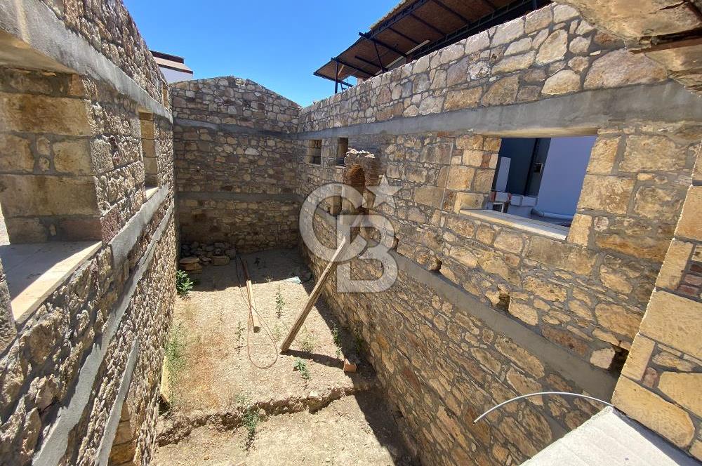 ÇANAKKALE AYVACIK SAZLI KÖY MERKEZİNDE MANZARALI SATILIK TAŞ EV