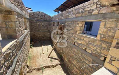 ÇANAKKALE AYVACIK SAZLI KÖY MERKEZİNDE MANZARALI SATILIK TAŞ EV