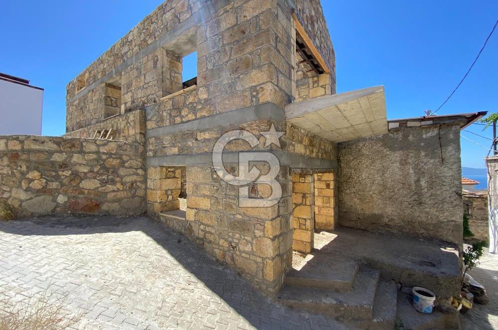 ÇANAKKALE AYVACIK SAZLI KÖY MERKEZİNDE MANZARALI SATILIK TAŞ EV