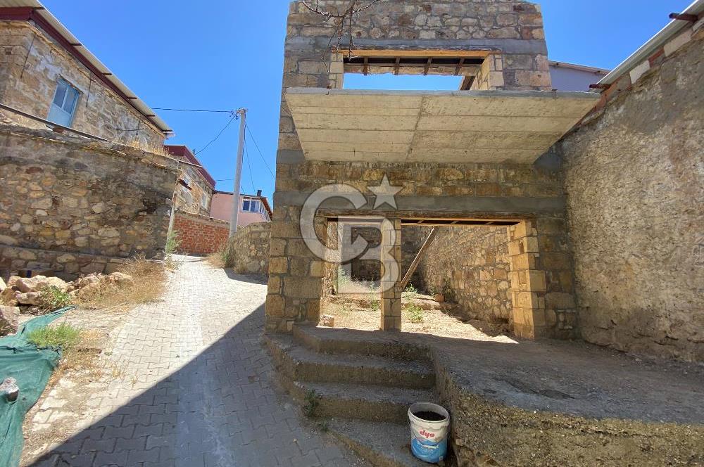ÇANAKKALE AYVACIK SAZLI KÖY MERKEZİNDE MANZARALI SATILIK TAŞ EV