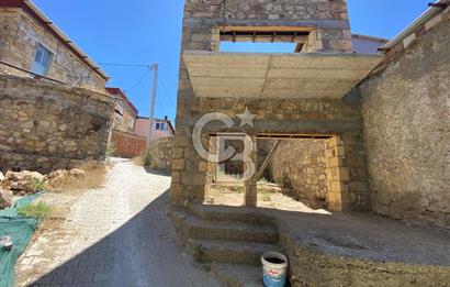 ÇANAKKALE AYVACIK SAZLI KÖY MERKEZİNDE MANZARALI SATILIK TAŞ EV