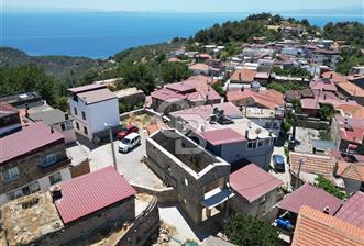 ÇANAKKALE AYVACIK SAZLI KÖY MERKEZİNDE MANZARALI SATILIK TAŞ EV