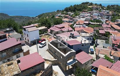 ÇANAKKALE AYVACIK SAZLI KÖY MERKEZİNDE MANZARALI SATILIK TAŞ EV