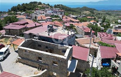 ÇANAKKALE AYVACIK SAZLI KÖY MERKEZİNDE MANZARALI SATILIK TAŞ EV