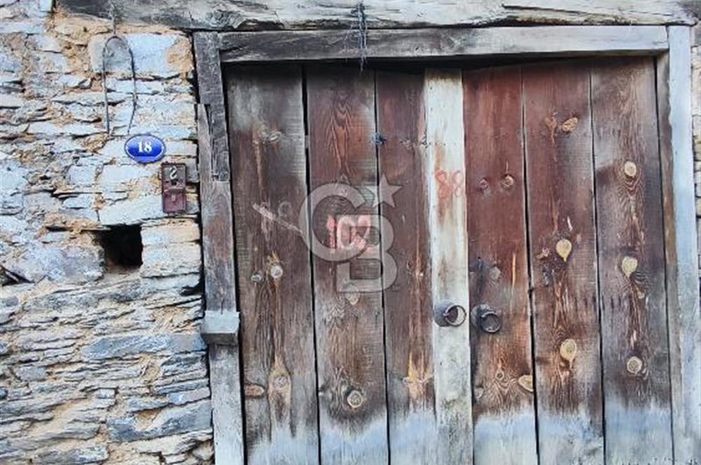 ALİ OVACIKLI'DAN HİSARLIK KÖYÜNDE İKİ KATLI TAŞ EV