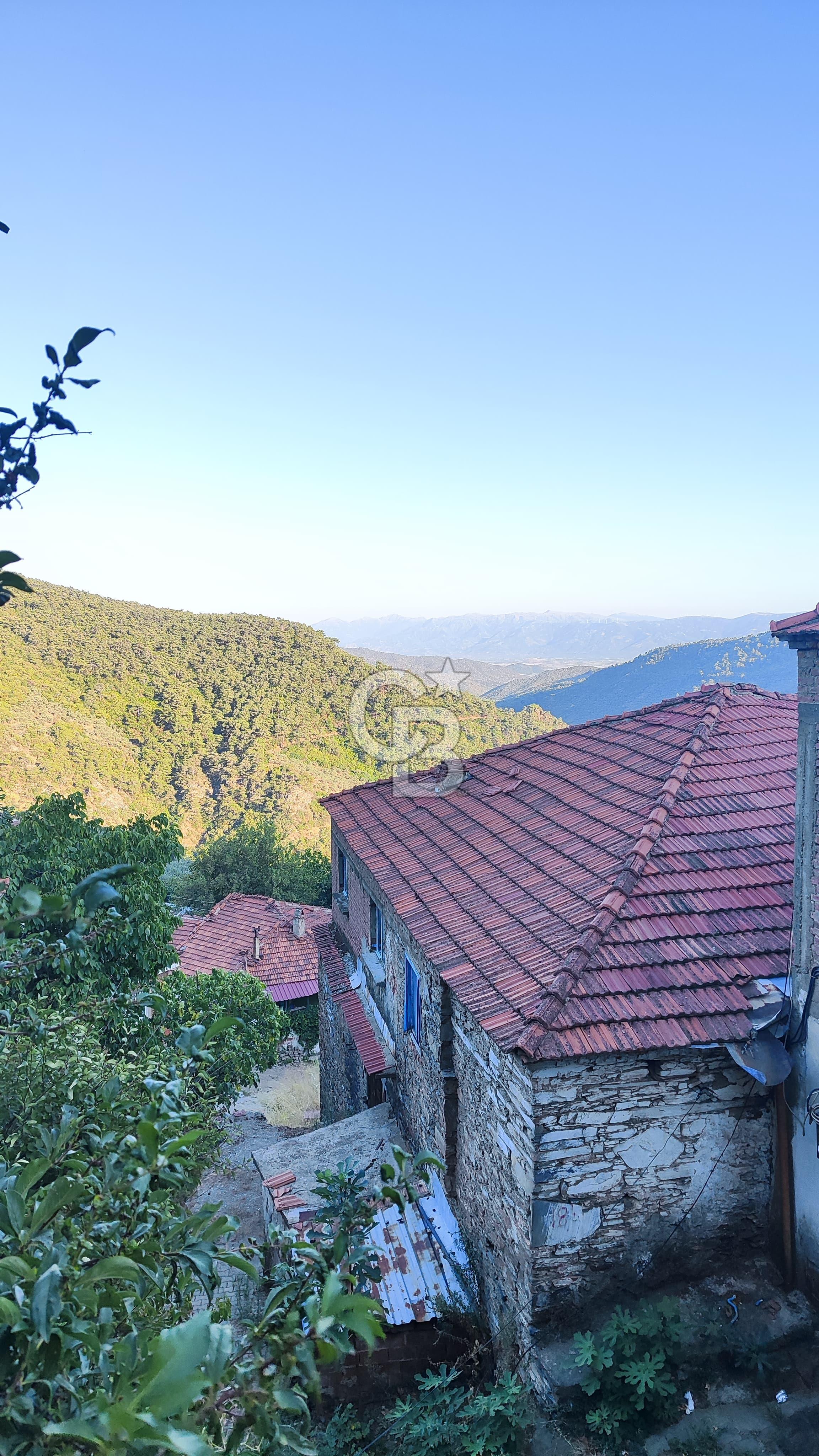 ALİ OVACIKLI'DAN HİSARLIK KÖYÜNDE İKİ KATLI TAŞ EV